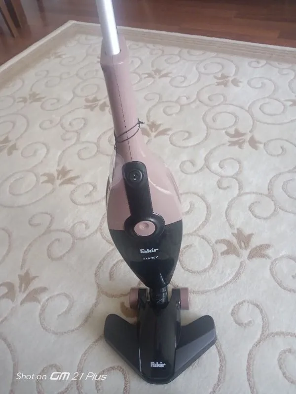 Fakir Lucky Dikey Elektrikli Süpürge – 800 Watt Güçlü Emiş Teknolojisi ile Toz Haznesi Var Bej Renk
