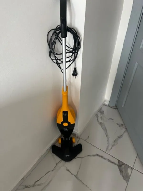 Fakir Lucky Dikey Elektrikli Süpürge – 800 Watt Güçlü Emiş Teknolojisi ile Toz Haznesi Var Bej Renk
