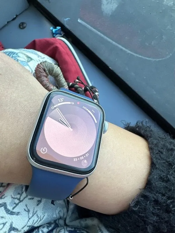 Apple Watch SE GPS, 44 mm Gümüş Alüminyum Kasa ve Kot Rengi Spor Kordon – S/M