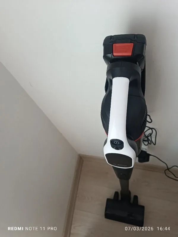 Bosch Unlimited 9 Beyaz Şarjlı Süpürge Toz Torbasız ve Güçlü Emiş Teknolojisi ile Emiş Gücü Ayarı