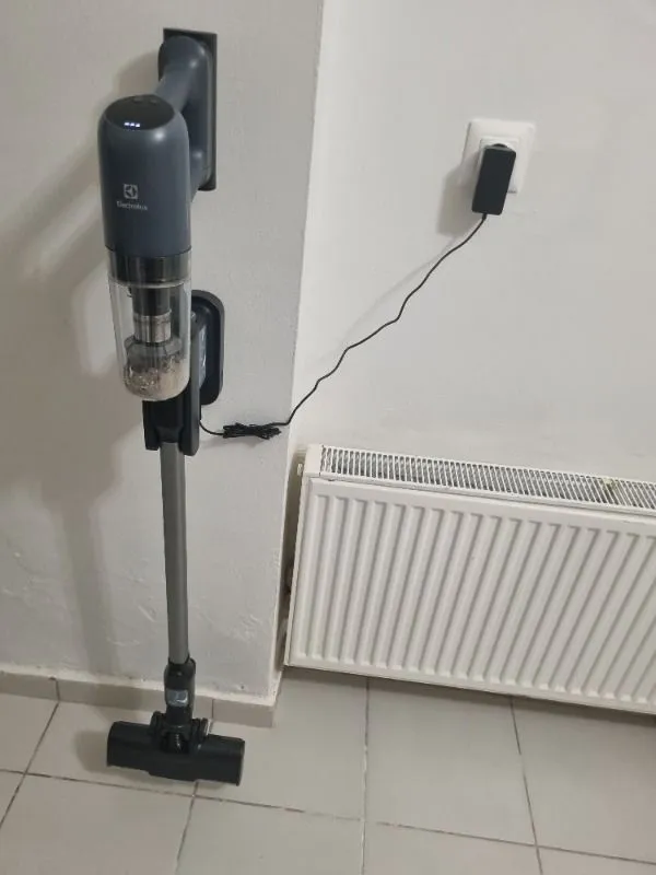 Electrolux EP71UB14DB Ultimate 700 Serisi Çok Hafif(2.2 Kg) ve Güçlü Dikey Şarjlı Süpürge- 10 Yıl Motor Garantili