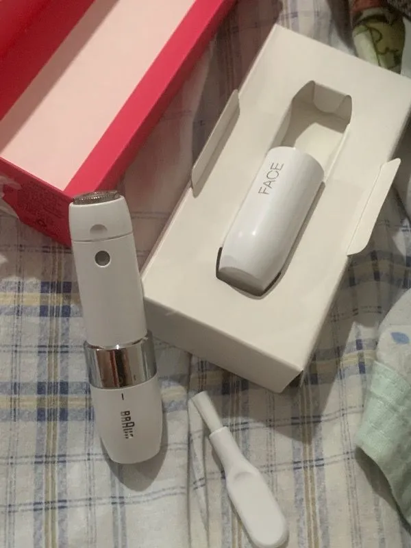 Braun FS1000 Mini Yüz Tüy Alma Makinesi Pil ve Temizleme Fırçası, Seyahat Boy, Kablosuz Kullanım