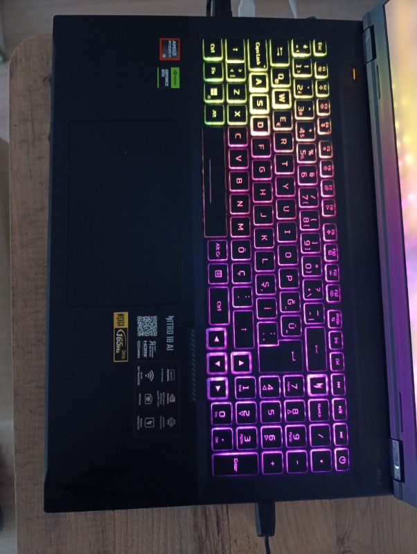 Acer Nitro 18 AMD Ryzen AI 9 365 32GB 1TB SSD RTX5070 Freedos 18″ 165Hz Taşınabilir Bilgisayar NH.QYJEY.002