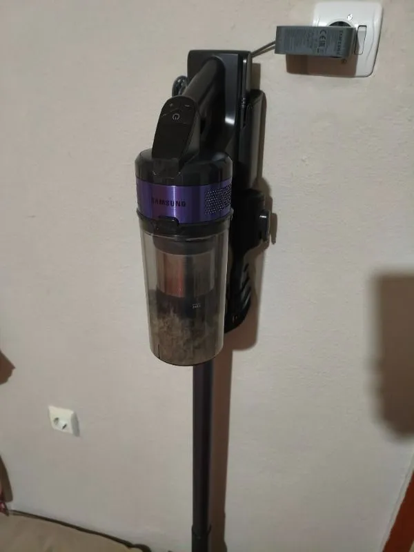 Samsung Jet 60 Dikey Şarjlı Süpürge 400 W Güç Değeri ile Turbo Başlık ve Hepa Filtre Özellikli