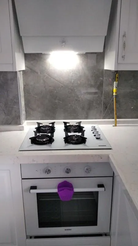 Kumtel Beyaz Cam Ankastre Set (DA6-830 Beyaz Davlumbaz + KO-40TAHDF Ankastre Beyaz Ocak + B66 – S2 (Mt) 3 Pro 3 Düğme(Plus) Cam Tel Raf Beyaz)