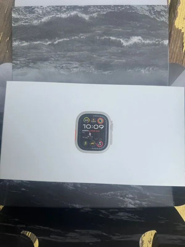 Apple Watch Ultra 2 GPS + Cellular, 49 mm Natürel Titanyum Kasa ve Natürel Titanyum Milano Loop – Küçük Boy