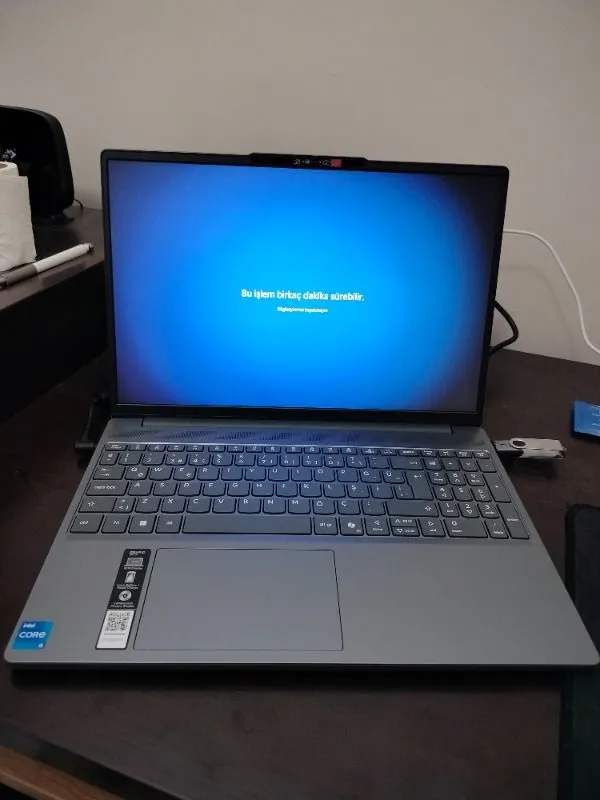 Lenovo IdeaPad Slim 3 Intel Core i5 13420H 16GB 512GB SSD Freedos 15.3″ Taşınabilir Bilgisayar 83K1003MTR