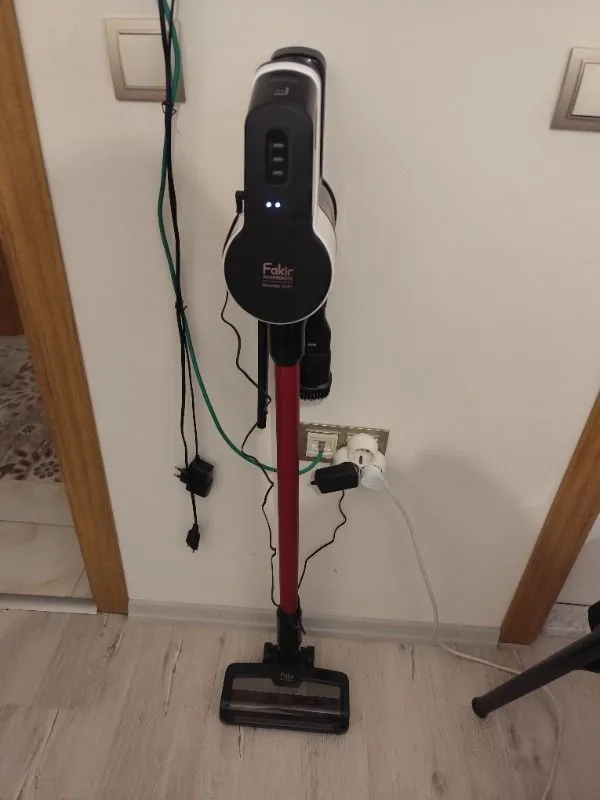 Fakir Inovator 6157 Dikey Şarjlı Süpürge Kırmızı 0,54 L Toz Haznesi ile Güçlü Emiş Teknolojisi