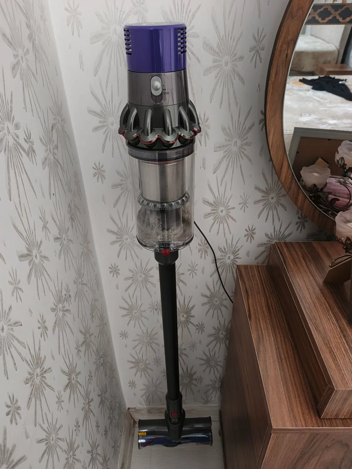 Dyson V10 Total Clean Kablosuz Süpürge Gri Renkli Güçlü Emiş Teknolojisi ile Toz Torbasız Temizlik