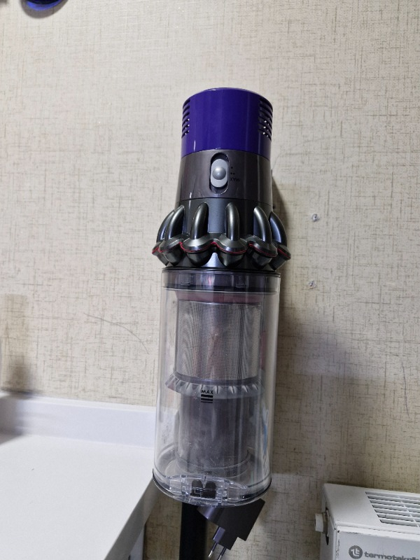 Dyson V10 Total Clean Kablosuz Süpürge Gri Renkli Güçlü Emiş Teknolojisi ile Toz Torbasız Temizlik