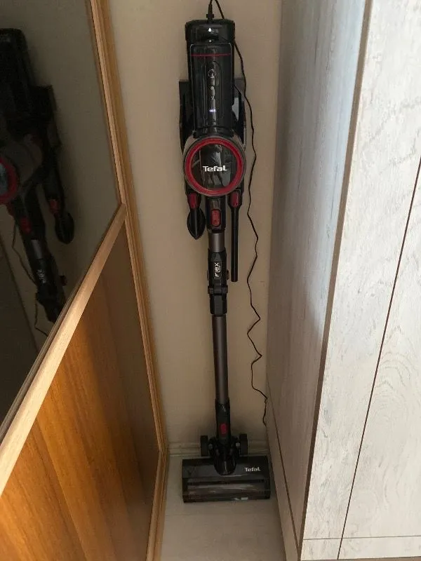 Tefal TY6T90TR X-Force Flex 8.60 Max Aqua Kablosuz Şarjlı Dikey Süpürge Kırmızı – Siyah Toz Haznesi ile Kolay Temizlik