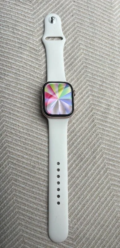 Apple Watch Series 11 Gps, 42 mm Alüminyum kasa ve Siyah Spor kordon – m/l