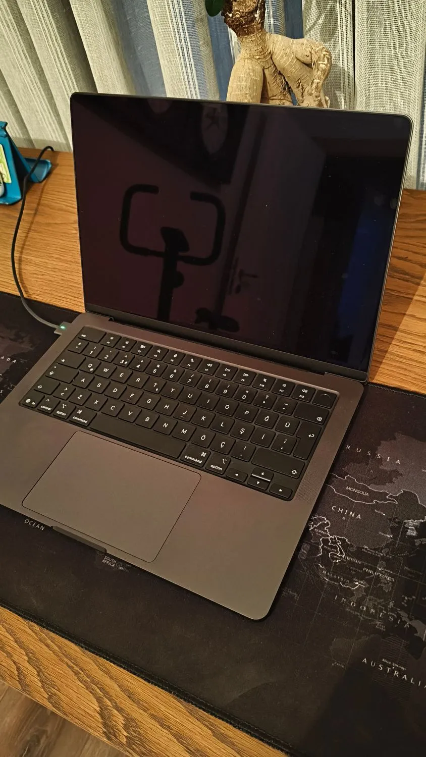 Apple MacBook Pro M5 16GB 1TB SSD macOS 14″ Taşınabilir Bilgisayar Uzay Siyahı MDE14TU/A