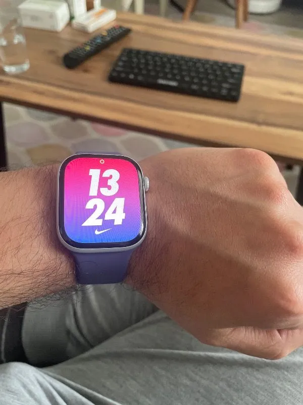 Apple Watch Series 11 Gps, 42 mm Alüminyum kasa ve Siyah Spor kordon – m/l
