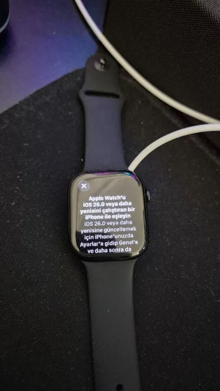 Apple Watch Series 11 Gps, 42 mm Alüminyum kasa ve Siyah Spor kordon – m/l