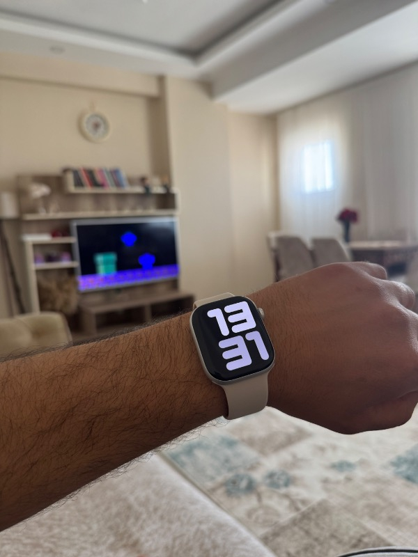 Apple Watch Series 10 GPS, 46 mm Gümüş Rengi Alüminyum Kasa ve Kot Rengi Spor Kordon – M/L
