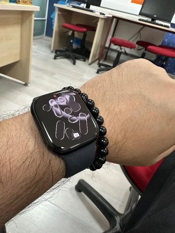 Apple Watch Series 11 Gps, 42 mm Alüminyum kasa ve Siyah Spor kordon – m/l