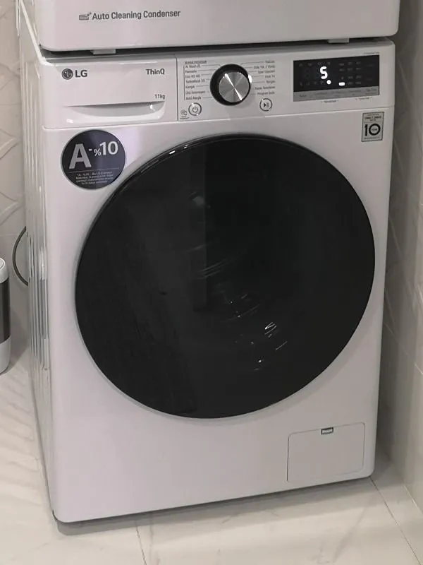 LG F4Y5EYW0W Vivace 11 kg 1400 Devir Çamaşır Makinesi
