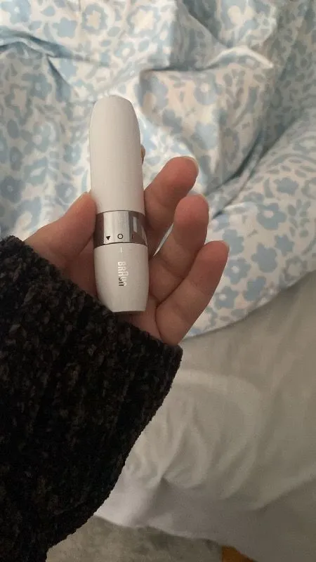 Braun FS1000 Mini Yüz Tüy Alma Makinesi Pil ve Temizleme Fırçası, Seyahat Boy, Kablosuz Kullanım