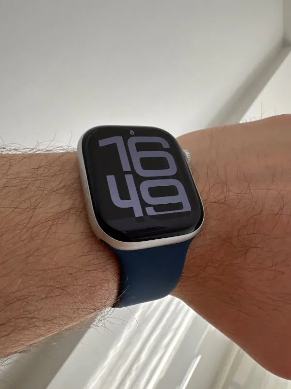 Apple Watch Series 10 GPS, 46 mm Gümüş Rengi Alüminyum Kasa ve Kot Rengi Spor Kordon – M/L