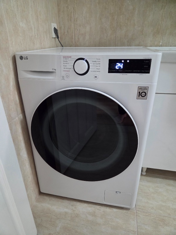 LG F4Y5EYW0W Vivace 11 kg 1400 Devir Çamaşır Makinesi