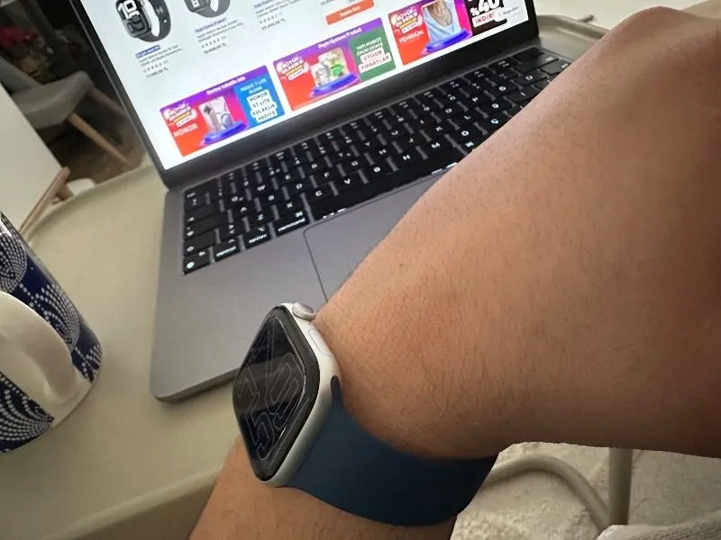 Apple Watch Series 10 GPS, 46 mm Gümüş Rengi Alüminyum Kasa ve Kot Rengi Spor Kordon – M/L