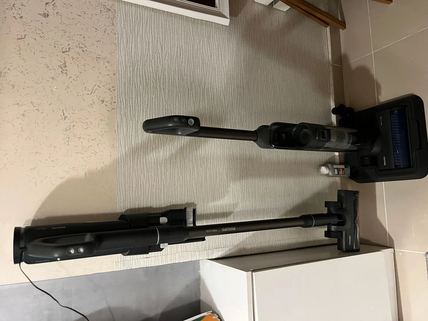 Philips 7000 Serisi AquaTrio Kablosuz Dikey Süpürge, Islak&Kuru Temizlik, Otomatik Temizleme ve Şarj İstasyonu, Kuru Süpürme Başlığı, XW7263/11