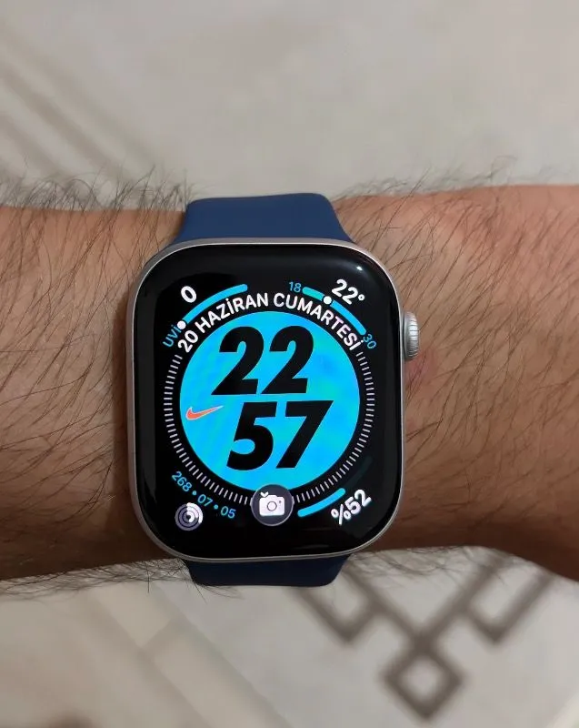 Apple Watch Series 10 GPS, 46 mm Gümüş Rengi Alüminyum Kasa ve Kot Rengi Spor Kordon – M/L