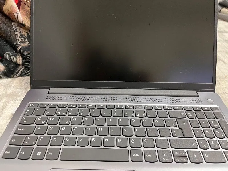 Lenovo Ideapad Slim 3 AMD Ryzen 7 5825U 16GB 512GB SSD Freedos 15.6″ FHD Taşınabilir Bilgisayar 82XM00U4TX