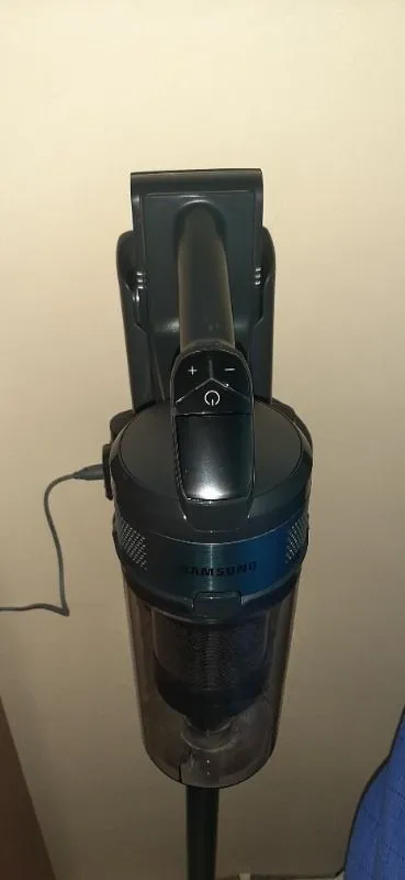 Samsung Jet 60 Dikey Şarjlı Süpürge 400 W Güç Değeri ile Turbo Başlık ve Hepa Filtre Özellikli