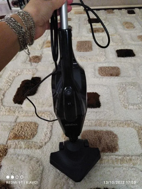 Sinbo Dikey Elektrikli Süpürge – Sessiz Çalışma (62 dB), Pratik Kullanım, Toz Torbasız, 890W Yüksek Emiş Gücü