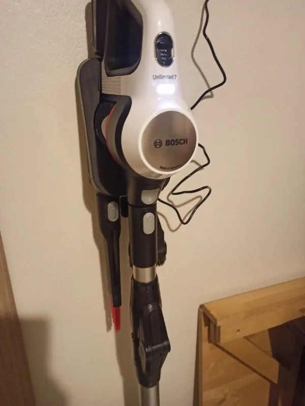 Bosch BCS711XXL Beyaz Şarjlı Dik Süpürge Unlimited 7 0,30 L Toz Haznesi ile Güçlü Temizlik